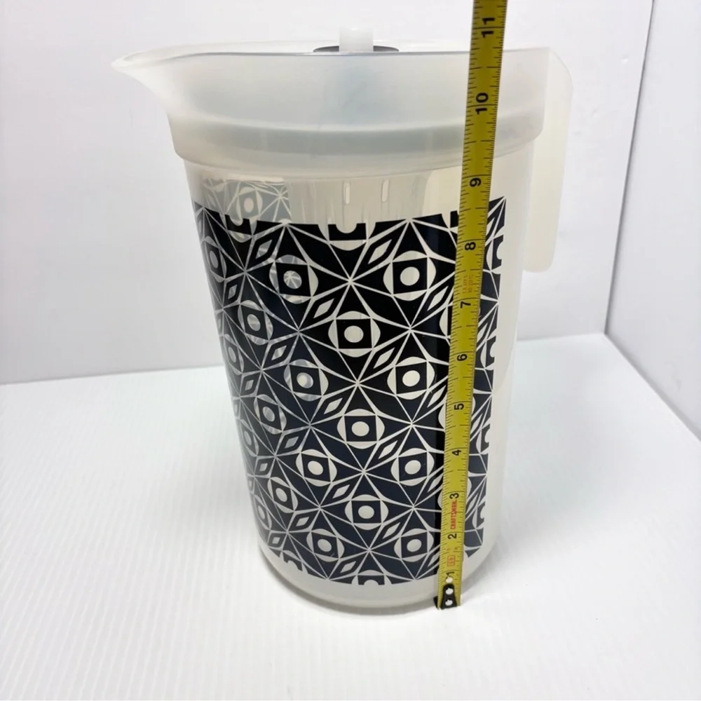 Tupperware Pitcher‎ 2 Quart Push Button with Infuser Deco Vibe Black